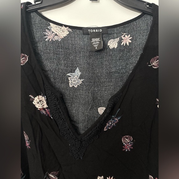 Torrid floral butterfly 3/4 sleeves v-neck shirt EUC - Picture 4 of 7